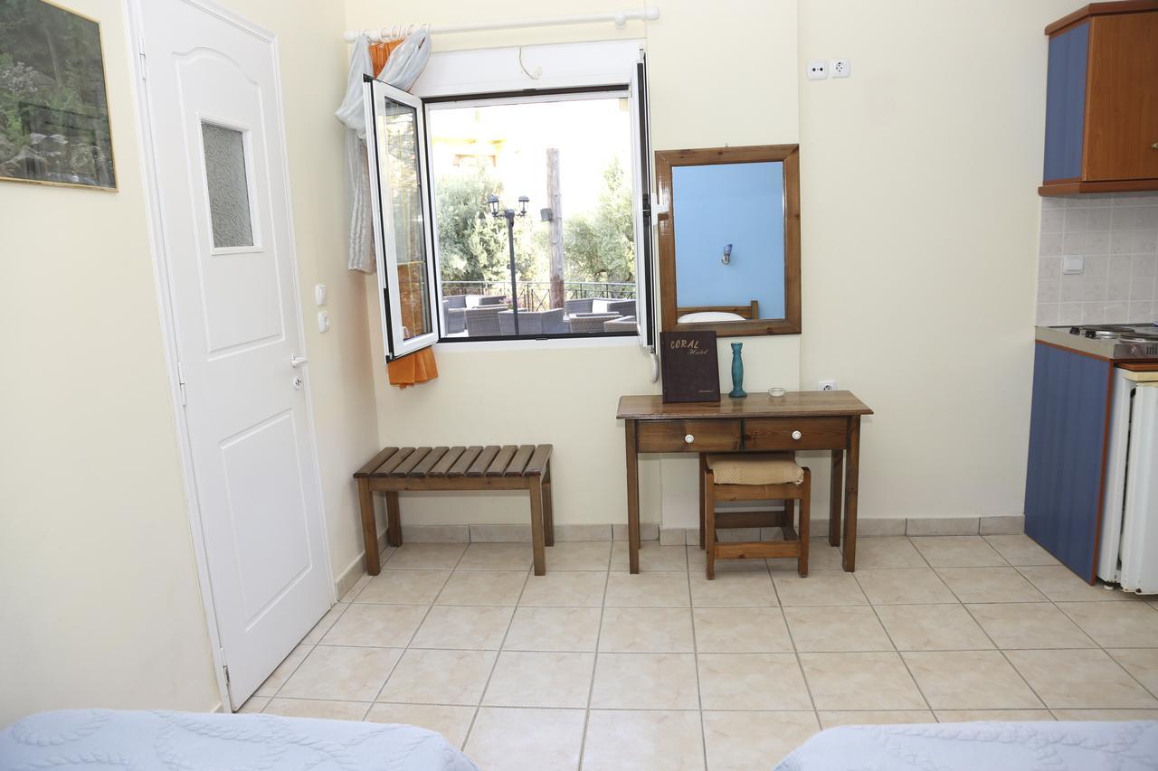 Coral Hotel Plomari エクステリア 写真